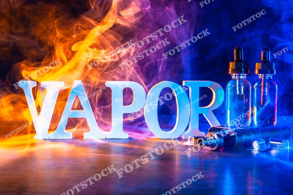 Стильное изображение двух современных электронных сигарет и популярных vape-модов на черном фоне. На фотографии представлены устройства для вейпинга с минималистичным дизайном, подчеркивающие современную vape-культуру, технологичный lifestyle и аксессуары для парения. Черный фон и изолированная композиция делают изображение идеальным для рекламы vape shop, интернет-магазинов электронных сигарет и товаров для вейперов. Фотография отлично подходит для маркетинговых материалов, баннеров, каталогов продукции и публикаций о современных устройствах для альтернативного курения.